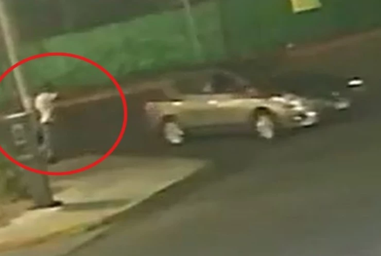 ¡Sin deberla! Entró a una tienda, presenció un asalto y fue asesinado a tiros mientras huía en NL. En la imagen se observa el momento exacto captado en VIDEO dónde un ladrón mata a un cliente que su peor error fue ser testigo del delito.