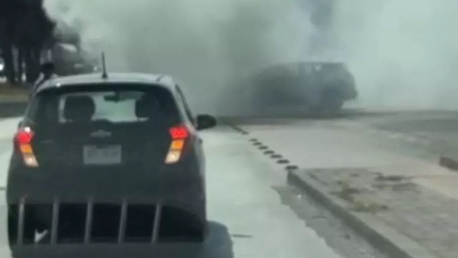 VIDEO DE ÚLTIMA HORA | Camioneta se prende en llamas sobre Periférico hacia Ciudad Judicial y genera una intensa capa de humo