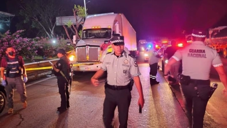 Chofer de tráiler es rescatado tras ser secuestrado durante robo en Escobedo; policías lo liberan tras balacera