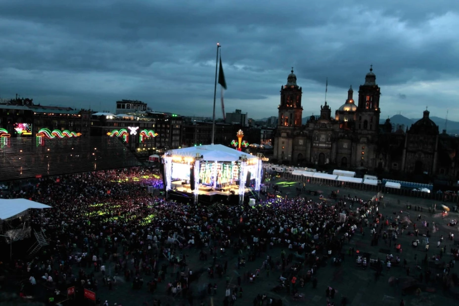 El 15 de septiembre por la noche el Zócalo no se llenó. Por las razones que sean. Falta de ánimo, temor, mal clima, chubascos y tormentas.