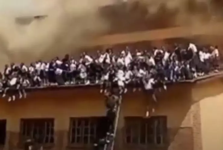 Niñas saltan del techo tras incendio en una escuela del Congo