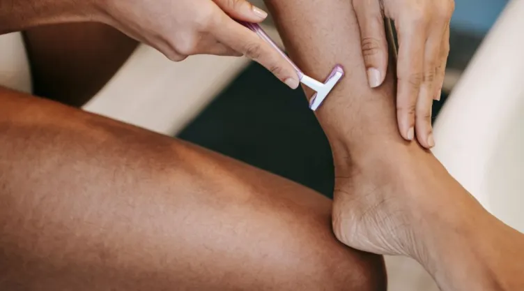 3 trucos para eliminar los vellos enterrados en las piernas