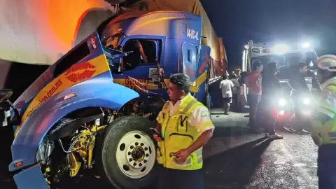 ¡Destrozados! Fuerte carambola entre tráileres en autopista Nuevo Teapa-Cosoleacaque