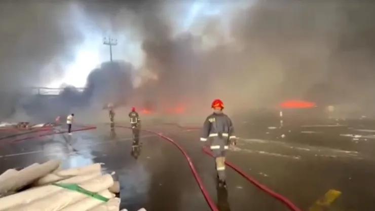 Bomberos trabajan intensamente en el incendio desatado en el aeropuerto de Bangladesh
