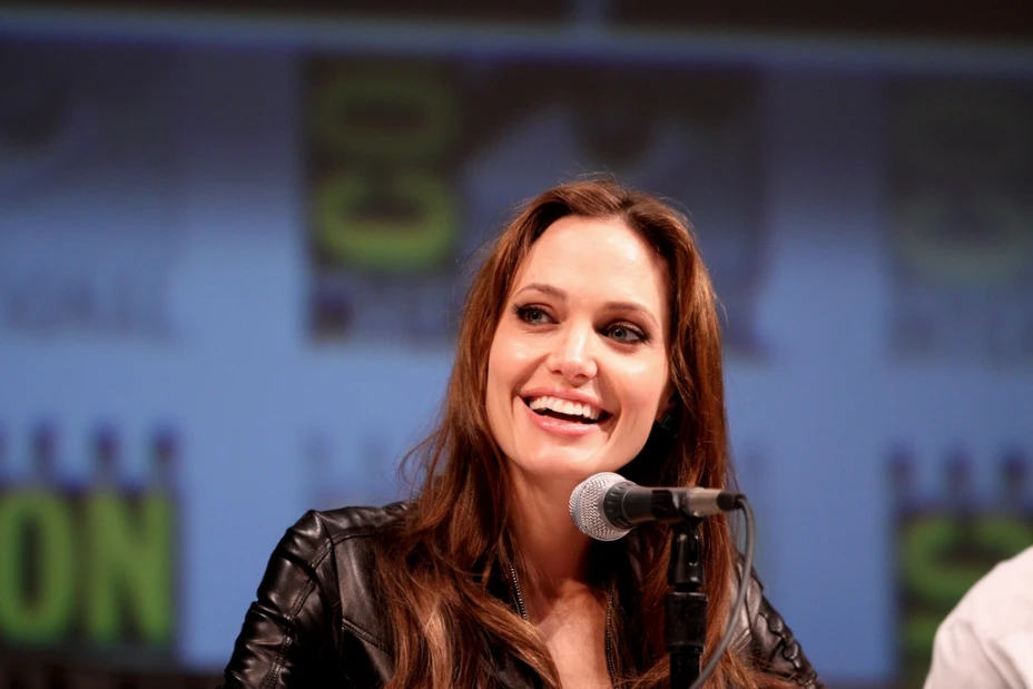 Impactante imagen de Angelina Jolie en extremo delgada