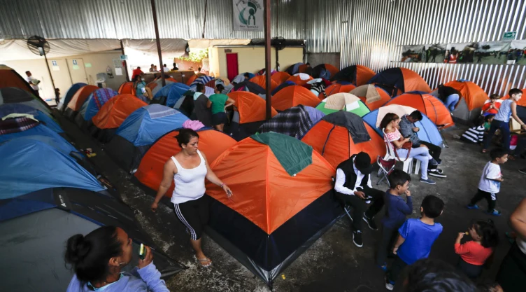 Tiendas de campaña llenan un albergue utilizado principalmente por migrantes mexicanos y centroamericanos que solicitaron asilo en Estados Unidos, en la frontera de Tijuana, México, el domingo 9 de junio de 2019. Imagen: AP