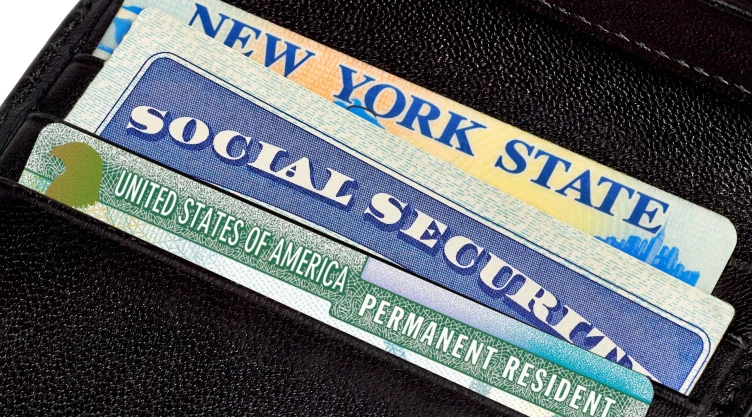 Licencia de conducir de Nueva York y otros documentos en una billetera