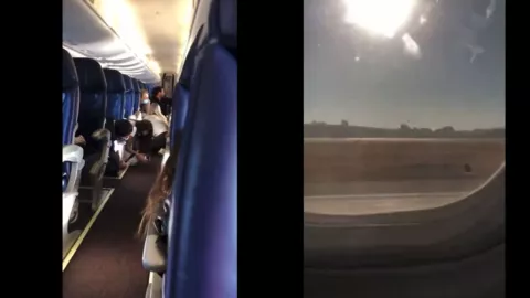 Video de pasajeros en el piso del avión