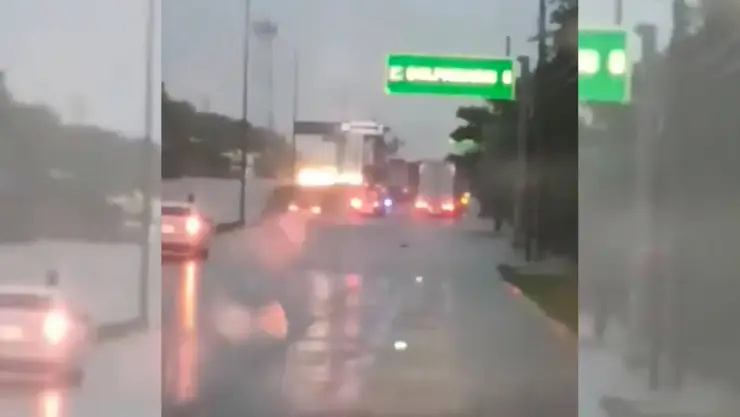 Lluvias dificultan el paso en carretera Playa del Carmen- Tulum hoy 19 de junio _ VIDEO.jpg