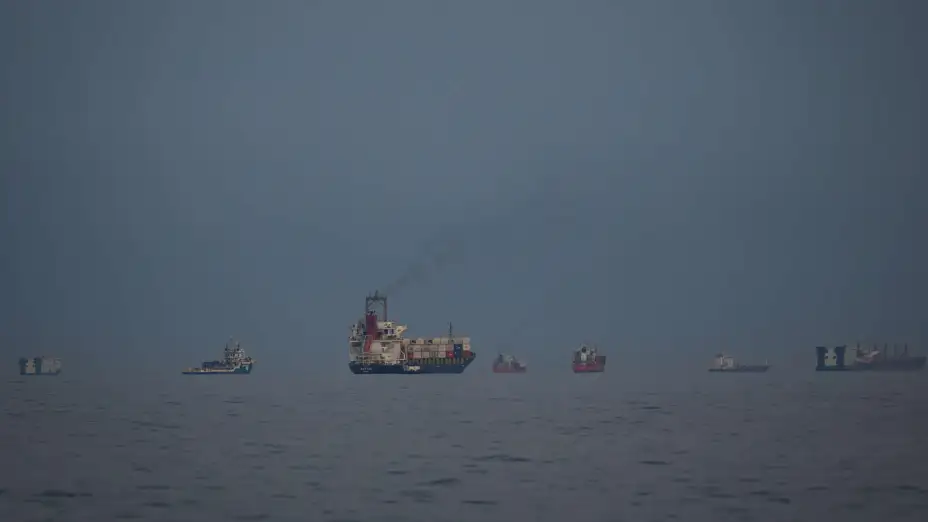 Petroleros y mercantes esperan en el estrecho de Ormuz.
