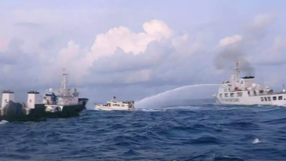 Barco chino ataca con cañón de agua a nave filipina.