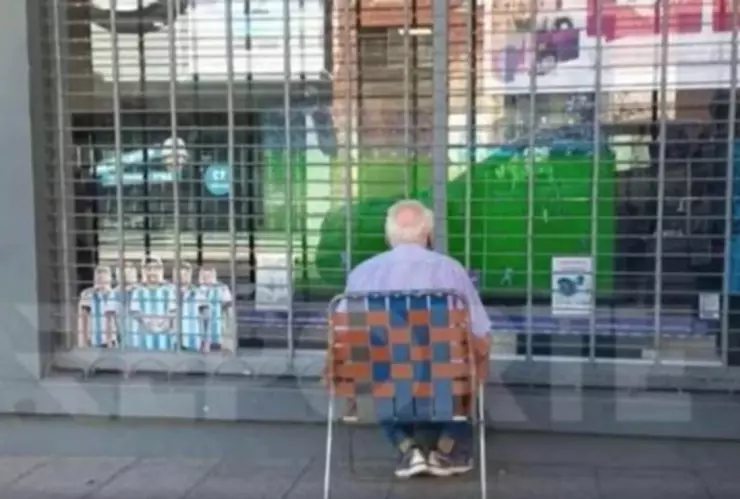 Hombre veía el mundial en la calle, en Argentina