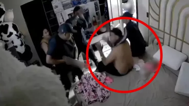 VIDEO FUERTE: Captan ataque armado dentro de vivienda en plena madrugada; deja dos muertos