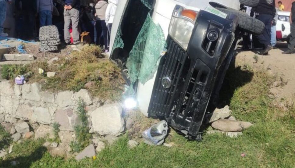 La volcadura de una combi dejó un total de 16 pasajeros lesionados la mañana en el municipio de Ecatepec, Edomex.