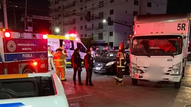 Brutal choque entre tres vehículos generó movilización sobre la 31 Poniente en Puebla hoy; reportan un lesionado