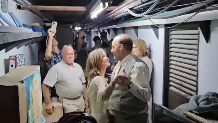 pareja se casó en un búnker subterráneo.jpg