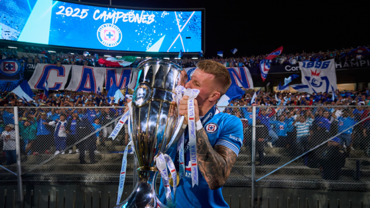 Mateusz Bogusz besando la Copa de Campeones de Concacaf