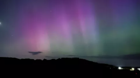 Aurora boreal ilumina Baja California y sorprende a residentes