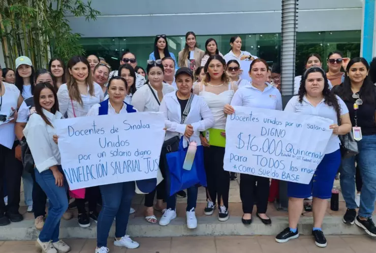 Maestros se manifiestan frente a la SEPyC