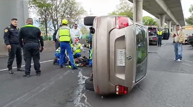 CDMX: Automovilista ebrio vuelca su auto en Periférico tras accidente con motociclista