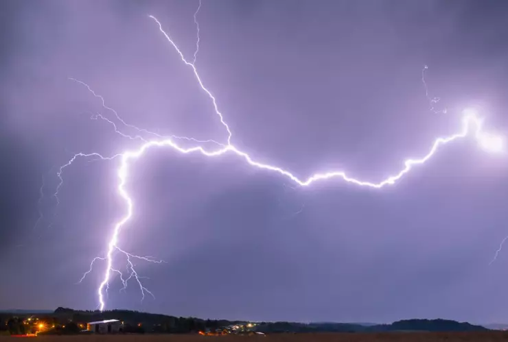 Reportan caída de rayo sobre estación de Tren Ligero