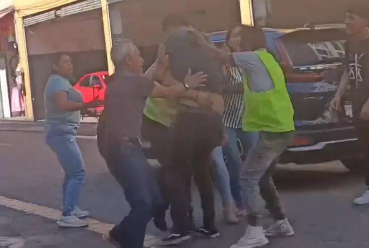 golpean a automovilista fuera de estacionamiento en el centro histórico de puebla.jpg