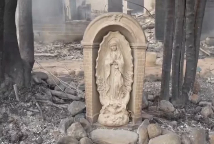 Virgen de Guadalupe queda intacta tras incendio en Los Ángeles