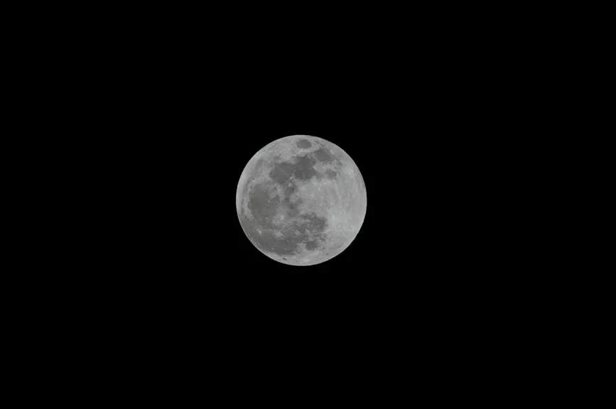 Al mismo tiempo, Marte estará en su punto más cercano a la Tierra desde 2003, de modo que los observadores podrán ver lo que lucirá como una estrella naranjo rojiza.