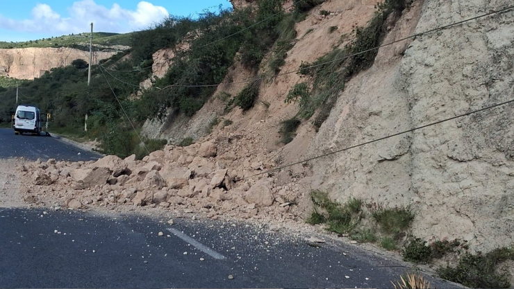 Cierre vial carretera a Bernal por caída de rocas y cables