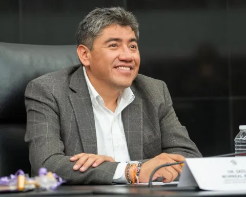 Saúl Monreal se registra para buscar la alcaldía de Fresnillo.
