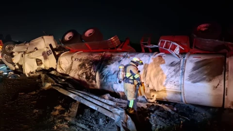 Jalisco: Pipa sufre aparatosa volcadura en autopista Guadalajara-Zapotlanejo y provoca cierre de vialidad