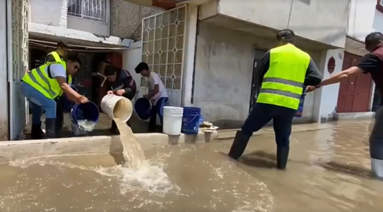Habitantes y autoridades sacan el agua de las casas tras las inundaciones en Ecatepec.