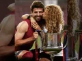 Shakira y Pique premio.jpg