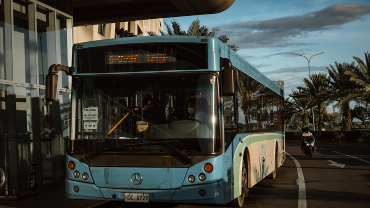Muere un niño al ser olvidado en un autobús escolar