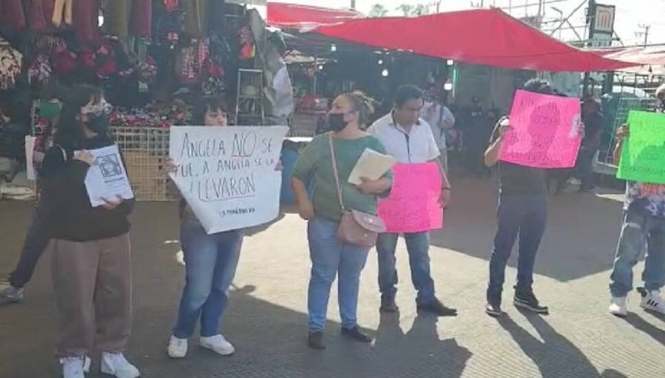 Amigos y familiares de María Ángela Olguín, joven de 16 años desaparecida, protestan en el paradero de Indios Verdes, por tercer día consecutivo.