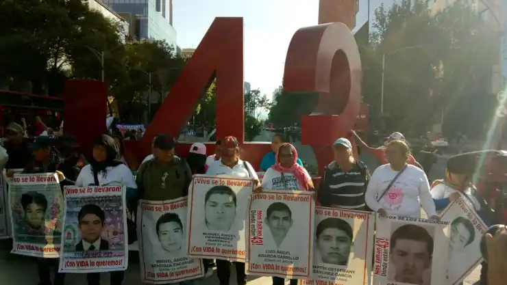 Marcha Ayotzinapa a 44 meses