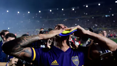 Carlos Tévez renueva con Boca Juniors y donará salario para una noble causa
