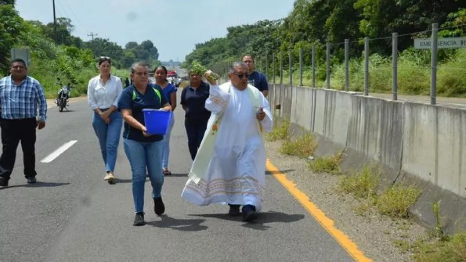 Sacerdote bendice carretera para pedir por la protección de los conductores