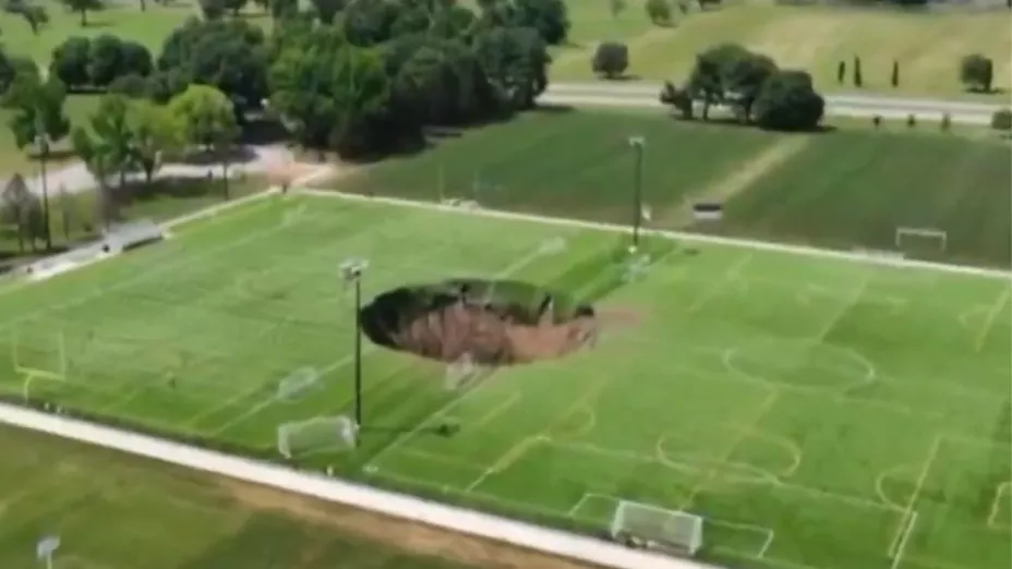 Captan momento exacto en que se forma socavón en la mitad de una cancha de fútbol