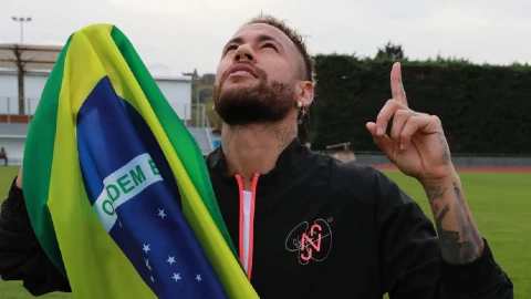 Critican a Neymar por no asistir al funeral de Pelé, se fue de fiesta