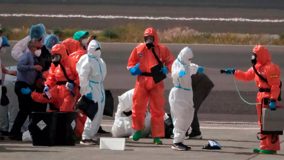 Pasajeros evacuados de crucero son desinfectados por posible hantavirus.