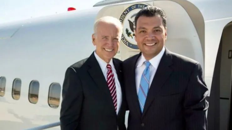 El presidente de Estados Unidos Joe Biden junto al senador por California Alex Padilla.