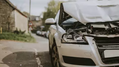 Pierde el control y estrelló su camioneta