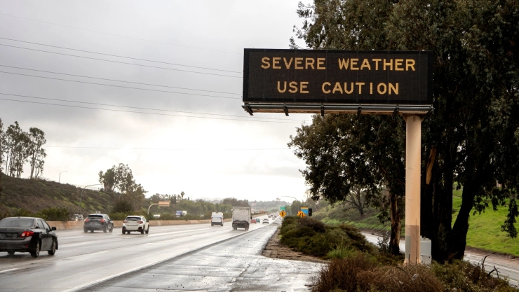 Un cartel de advertencia de lluvia en California.