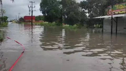 ¡Otra vez! Fuertes lluvias dejan inundaciones en la colonia Proterritorio en Chetumal | VIDEO