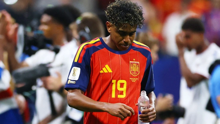 Lamine Yamal luce frustrado tras el partido entre España y Cabo Verde.