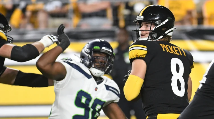 El quarterback Kenny Pickett de los Pittsburgh Steelers