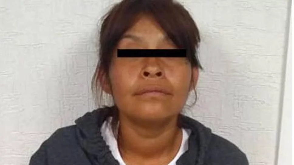 Vende a su hija