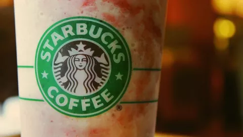 Starbucks ofrece una promoción única en latte y croissant