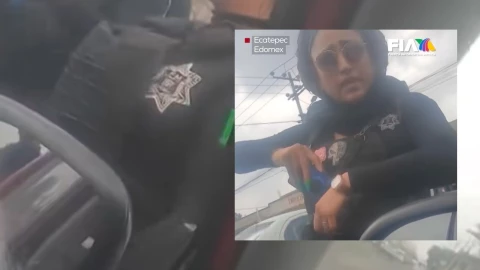 Una oficial en Ecatepec que no era de tránsito intentó infraccionar a conductor.